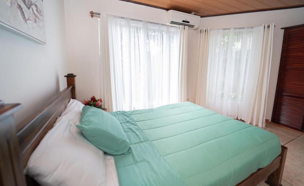 Apartamentos Cristal Quepos Esterno foto
